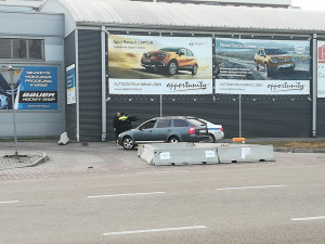 Betonové zátarasy ped hokejovou halou mládeže na Sportovní