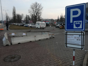 Betonové zátarasy ped hokejovou halou mládeže na Sportovní