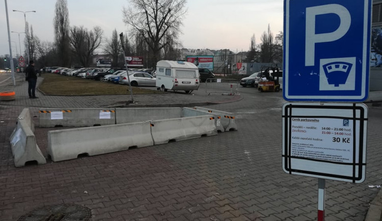 Betonové zátarasy ped hokejovou halou mládeže na Sportovní