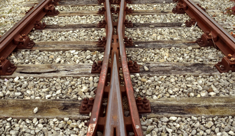 Vlak na Brněnsku srazil mladou dívku, nezletilá na místě zemřela