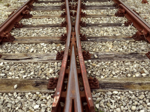 Vlak na Brněnsku srazil mladou dívku, nezletilá na místě zemřela