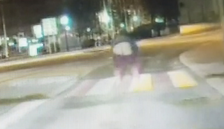 VIDEO: Mladík si stáhl kalhoty a vyšpulil na hlídku strážníků holý zadek. Nevěděl, jestli je to v Brně běžné