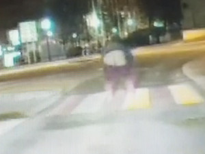 VIDEO: Mladík si stáhl kalhoty a vyšpulil na hlídku strážníků holý zadek. Nevěděl, jestli je to v Brně běžné