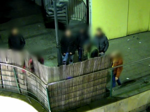 VIDEO: Parta náctiletých siláků zmlátila v centru Brna rákosový plot