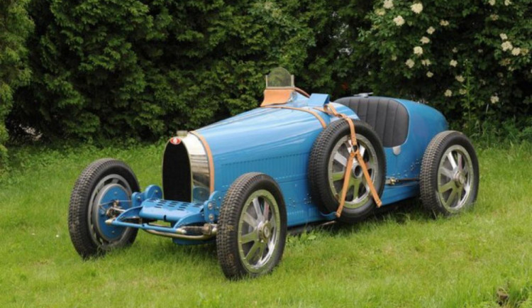 Do Vaňkovky přijede závodní Bugatti legendární české jezdkyně. Zaparkuje vedle kultovních kalendářů Pirelli