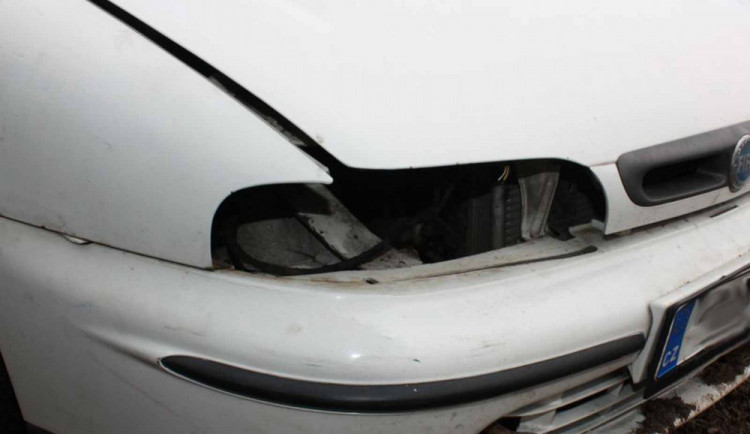 FOTO: Zloděj na Brněnsku 'oholil' starého Fiata. Ukradl světla, nárazník, baterii a stavebnici vláčku