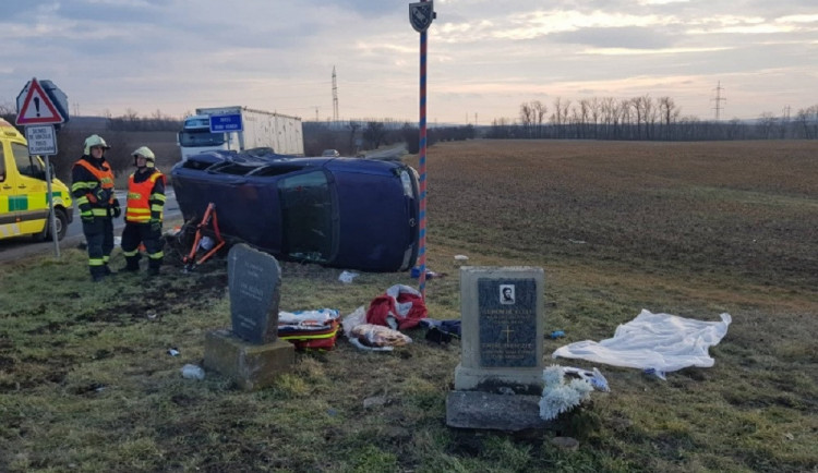 FOTO: Řidič osobáku nedal na Brněnsku přednost náklaďáku,  pět lidí se zranilo