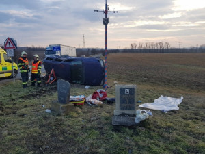 FOTO: Řidič osobáku nedal na Brněnsku přednost náklaďáku,  pět lidí se zranilo