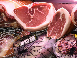 Desítky kilo masa se salmonelou snědli ve školách i nemocnici. Podle polského ministra problém zveličujeme