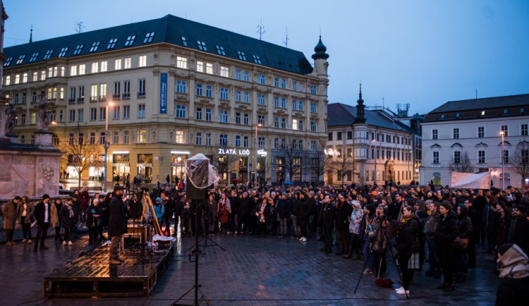 FOTO: Zavražděného novináře a jeho snoubenku si v Brně připomnělo kolo 500 lidí