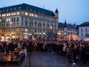 FOTO: Zavražděného novináře a jeho snoubenku si v Brně připomnělo kolo 500 lidí