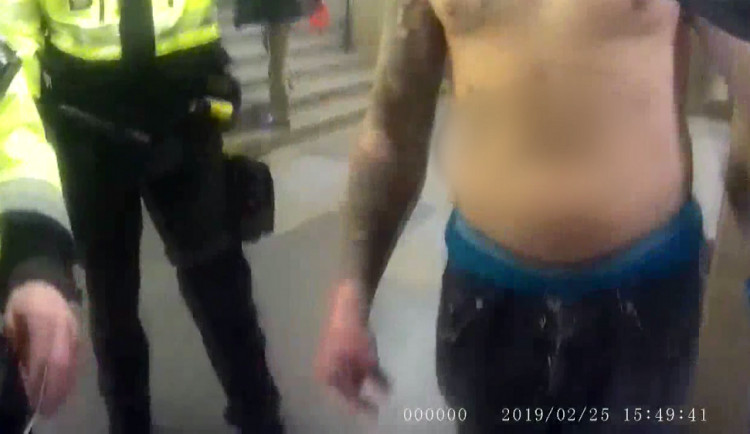 VIDEO: Opilý muž se svlékl v podchodu pod hlavním nádražím a vyzýval policisty k bitce