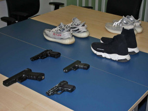 Náctileté děti přepadávaly na schůzkách v Brně lidi se zbraní v ruce kvůli značkovým botám