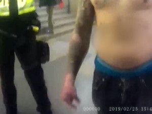 VIDEO: Opilý muž se svlékl v podchodu pod hlavním nádražím a vyzýval policisty k bitce