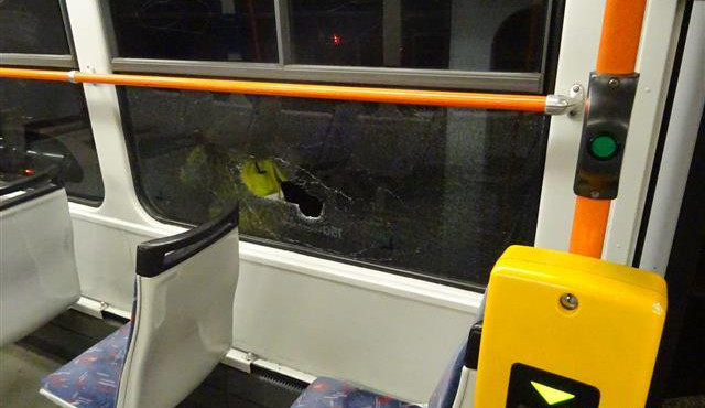 FOTO: Mladík mrskl flašku vodky proti šalině, rozbité okno zranilo cestujícího uvnitř
