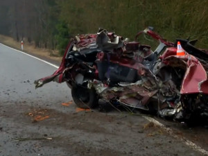 Kolemjedoucí řidič našel nabourané auto. Uvnitř byl řidič v bezvědomí, nakonec bohužel zemřel