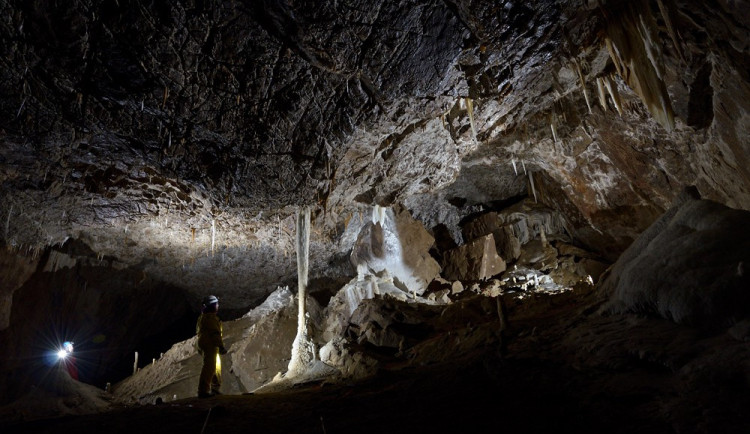 Jeskyňáři objevili v Moravském krasu novou chodbu v jeskyni