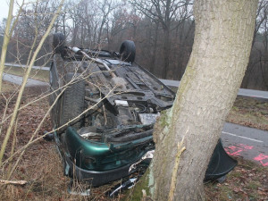 FOTO: Opilý dvacetiletý mladík otočil auto na střechu a opřel ho o strom, domů se vydal pěšky