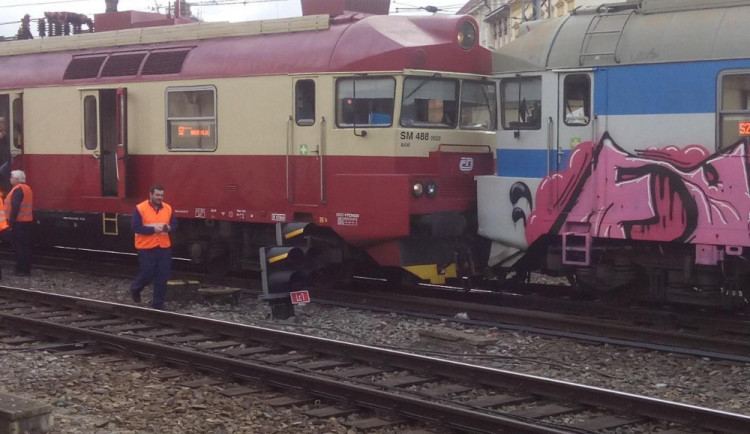 FOTO/VIDEO: Na hlavním nádraží se dnes srazily vlaky. Přes 20 cestujících se zranilo, 250 lidí hasiči evakuovali