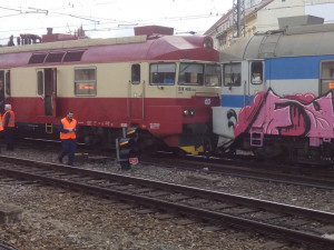 FOTO/VIDEO: Na hlavním nádraží se dnes srazily vlaky. Přes 20 cestujících se zranilo, 250 lidí hasiči evakuovali