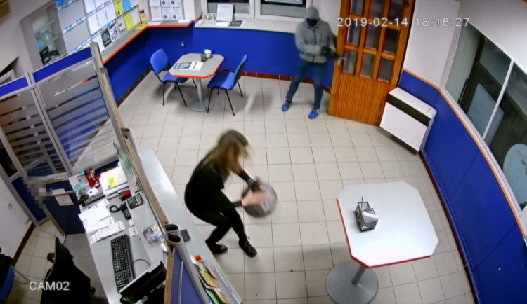 VIDEO: Maskovaný lupič vykradl sázkovou kancelář v Modřicích. Policisté žádají o pomoc