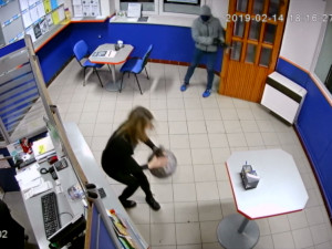 VIDEO: Maskovaný lupič vykradl sázkovou kancelář v Modřicích. Policisté žádají o pomoc