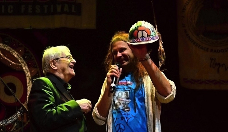 Martin Věchet předává dárek Jiřímu Suchému, autor: David Webr