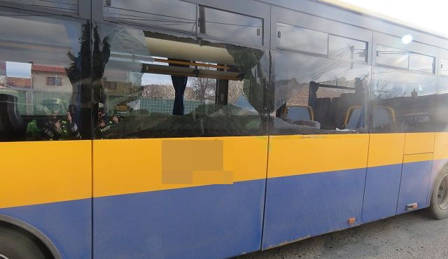 Na Hodonínsku se srazil traktor s autobusem, rozbité okno zranilo 13 dětí jedoucích do školy