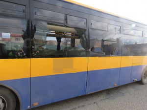 Na Hodonínsku se srazil traktor s autobusem, rozbité okno zranilo 13 dětí jedoucích do školy