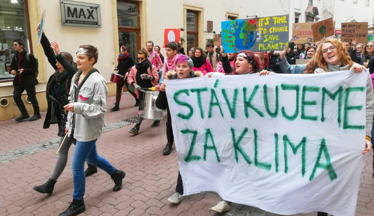 FOTO/VIDEO: Stovky středoškoláků dnes v Brně protestovaly za klimatickou spravedlnost