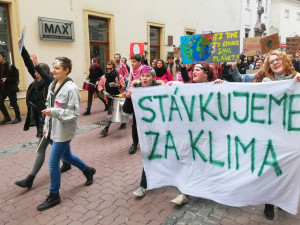 FOTO/VIDEO: Stovky středoškoláků dnes v Brně protestovaly za klimatickou spravedlnost