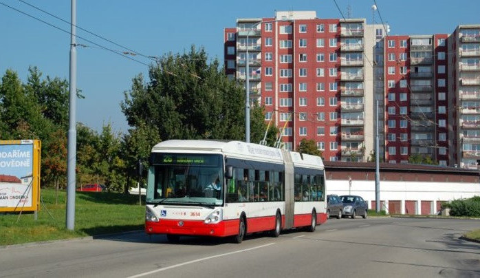 Práce na nové trolejbusové trati v Brně-Líšni už jsou v plném proudu. První trolejbusy vyjedou za rok