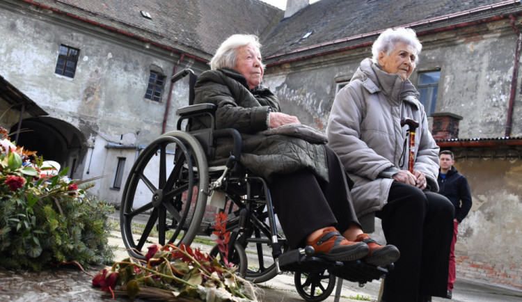 Paní Zdena Zajoncová a Venuše Štefková.