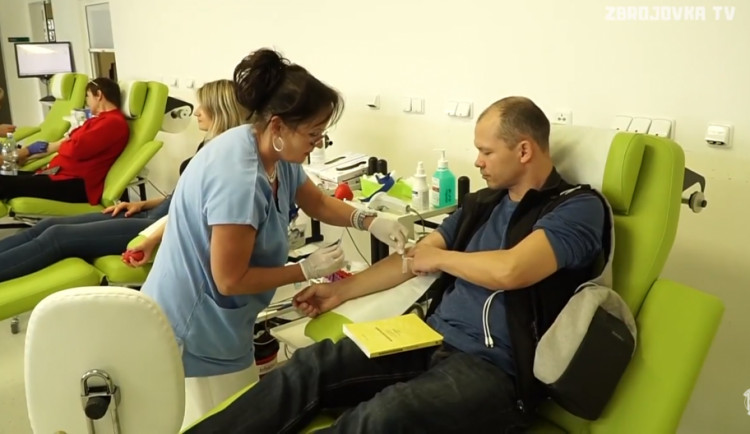 VIDEO: Zbrojováci půjdou opět společně darovat krev. Pokusí se vytvořit nový rekord