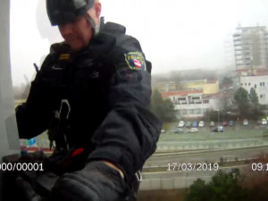 VIDEO: Brněnští strážníci zachránili devadesátiletou seniorku, slanili se k ní přes balkón