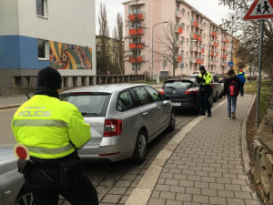 Parkování „Kiss and ride“ řidiči v Brně stále příliš nerozumí, někteří na místech stojí i týden