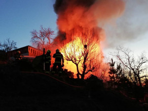 FOTO: Hasiči dnes nad ránem likvidovali požár chaty v Brně. Dva lidé skončili v nemocnici