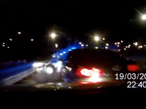 VIDEO: Šílená policejní honička po Brně. Na cizince v kradeném autě plném zbraní museli policisté střílet