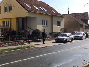 Střelba v Ostopovicích: v rodinném domě našli dva mrtvé. Podle médií zastřelil syn vlastní matku, pak sebe