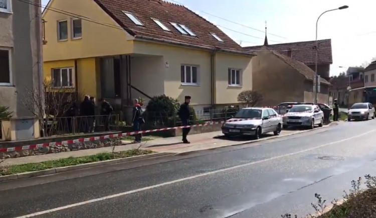 Rodinný dům v Ostopovicích, kde dnes ráno zemřeli dva lidé