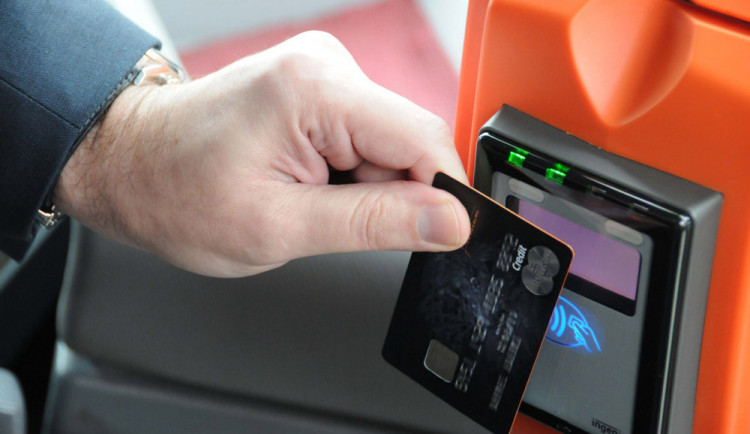 Ve vozech MHD půjde od konce roku koupit jednorázové jízdenky bezkontaktní kartou