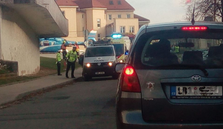 Školák vběhl ve Vyškově pod projíždějící auto, policisté hledají svědky