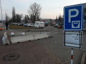 Betonové zátarasy u hokejové haly na Sportovní