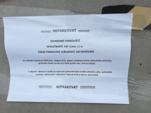 Betonové zátarasy u hokejové haly na Sportovní