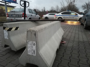 Betonové zátarasy u hokejové haly na Sportovní