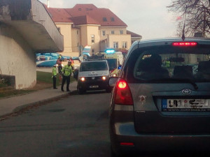 Školák vběhl ve Vyškově pod projíždějící auto, policisté hledají svědky
