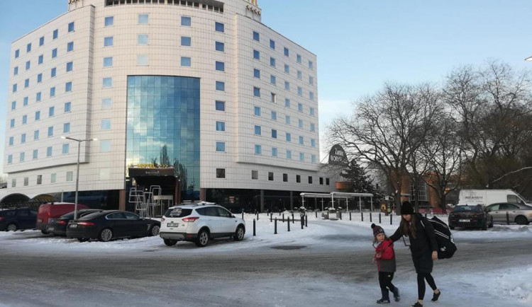 Betonové zátarasy u hokejové haly na Sportovní