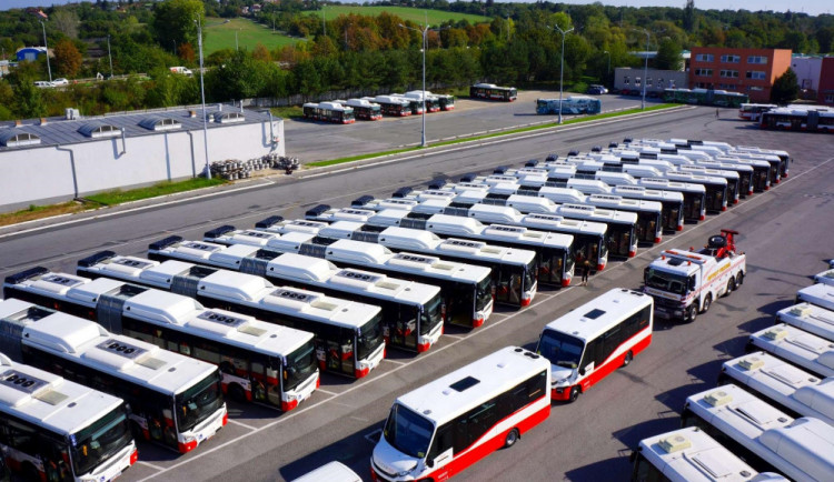 Dopravní podnik letos nakoupí nebo modernizuje 76 autobusů s klimatizací