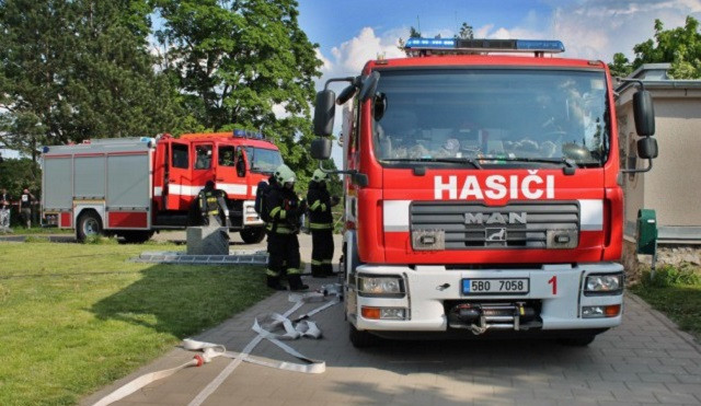 V Bučovicích unikla kyselina chlorovodíková, hasiči evakuovali 55 lidí