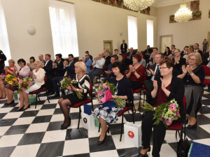Náměstek primátorky Petr Hladík předává kantorkám ocenění Učitel roku